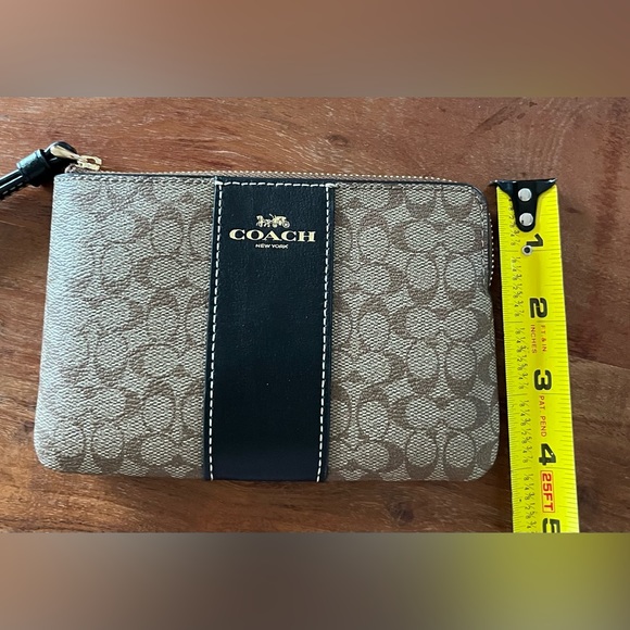 NWT Corner Zip Wristlet in Signature Canvas - Picture 3 of 6